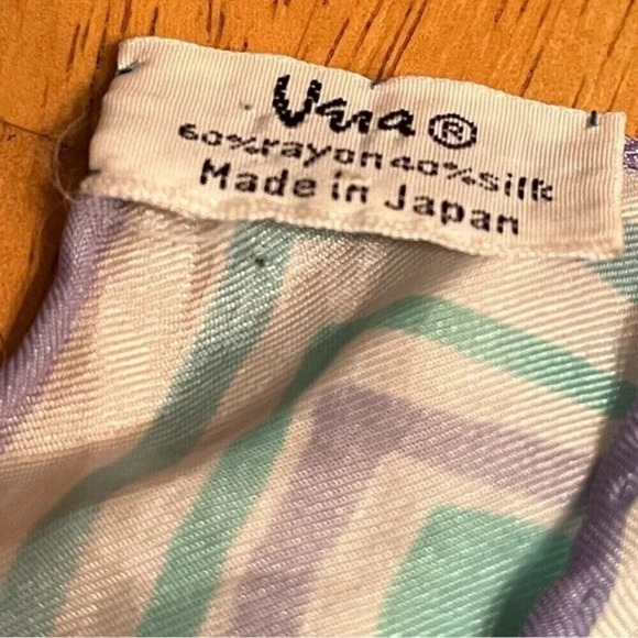 Two vintage Vera Neumann silk blend scarfs measuring 26” x 26” - Picture 6 of 7